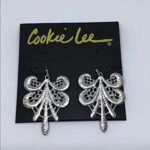 Cookie Lee silver lace look earrings 🤩 D3
